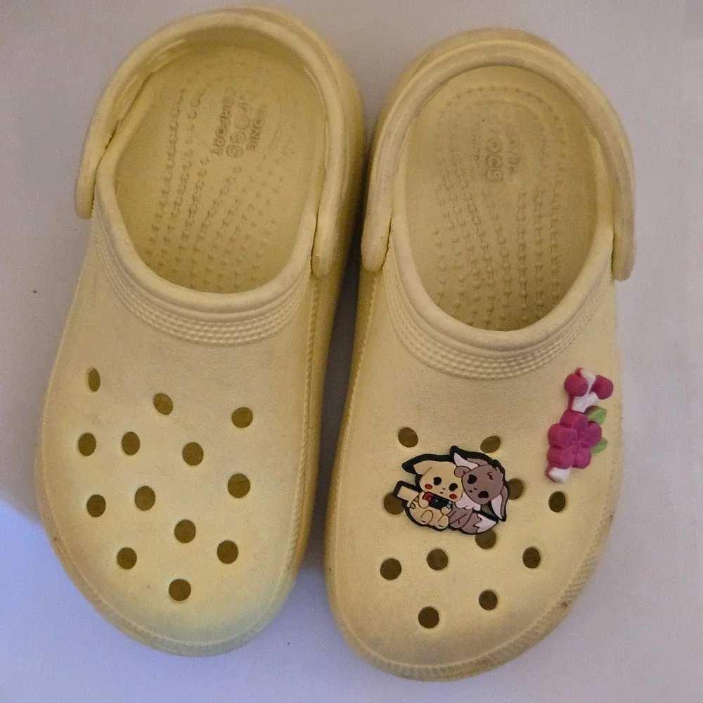 Crocs Classic Clog Kids Pale Yellow Pokemon Pikachu Eevee Charms Size C13